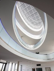 Świetlik nad foyer wykonany w systemie Schüco FW 60+.HI z wypełnieniem w postaci modułów fotowoltaicznych Fot. Schüco 