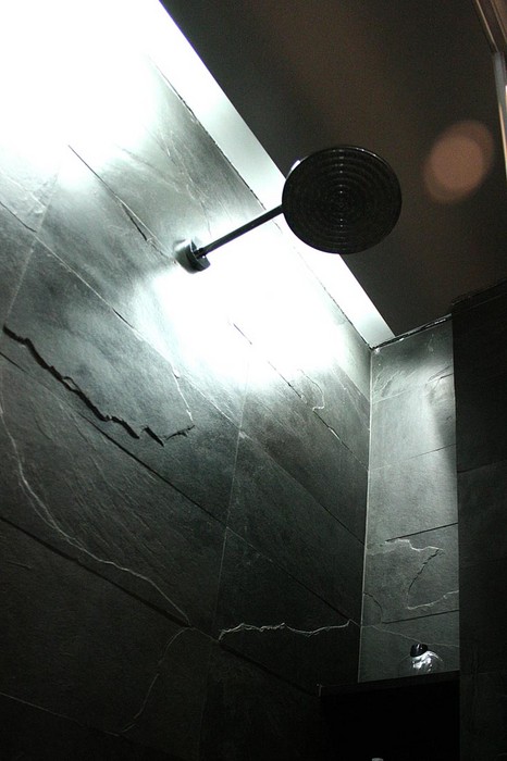 prysznic - sciany z ciemnoszargo łupka 